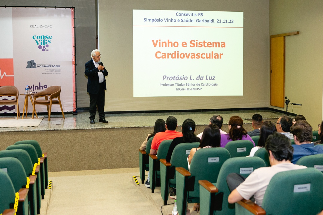 Protásio da Luz defendeu o consumo moderado do vinho para a saúde cardiovascular. Crédito Adilson Melo, divulgação