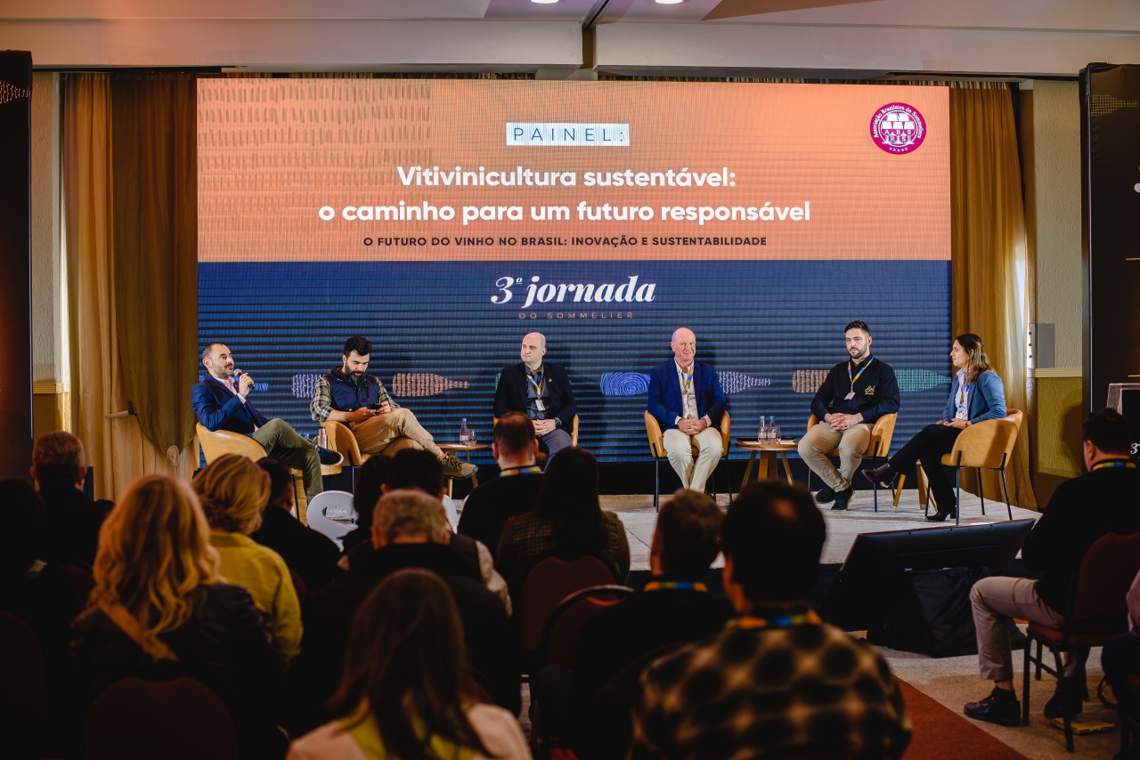 CON24-907-40-VINHO-COM-SELO-700x466