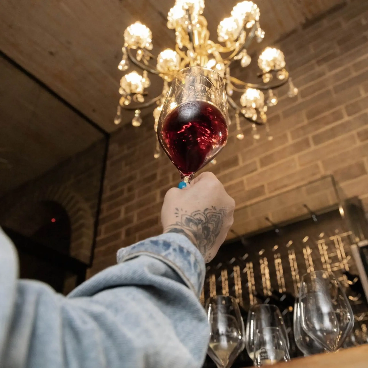 CON24-907-40-VINHO-COM-SELO-700x466